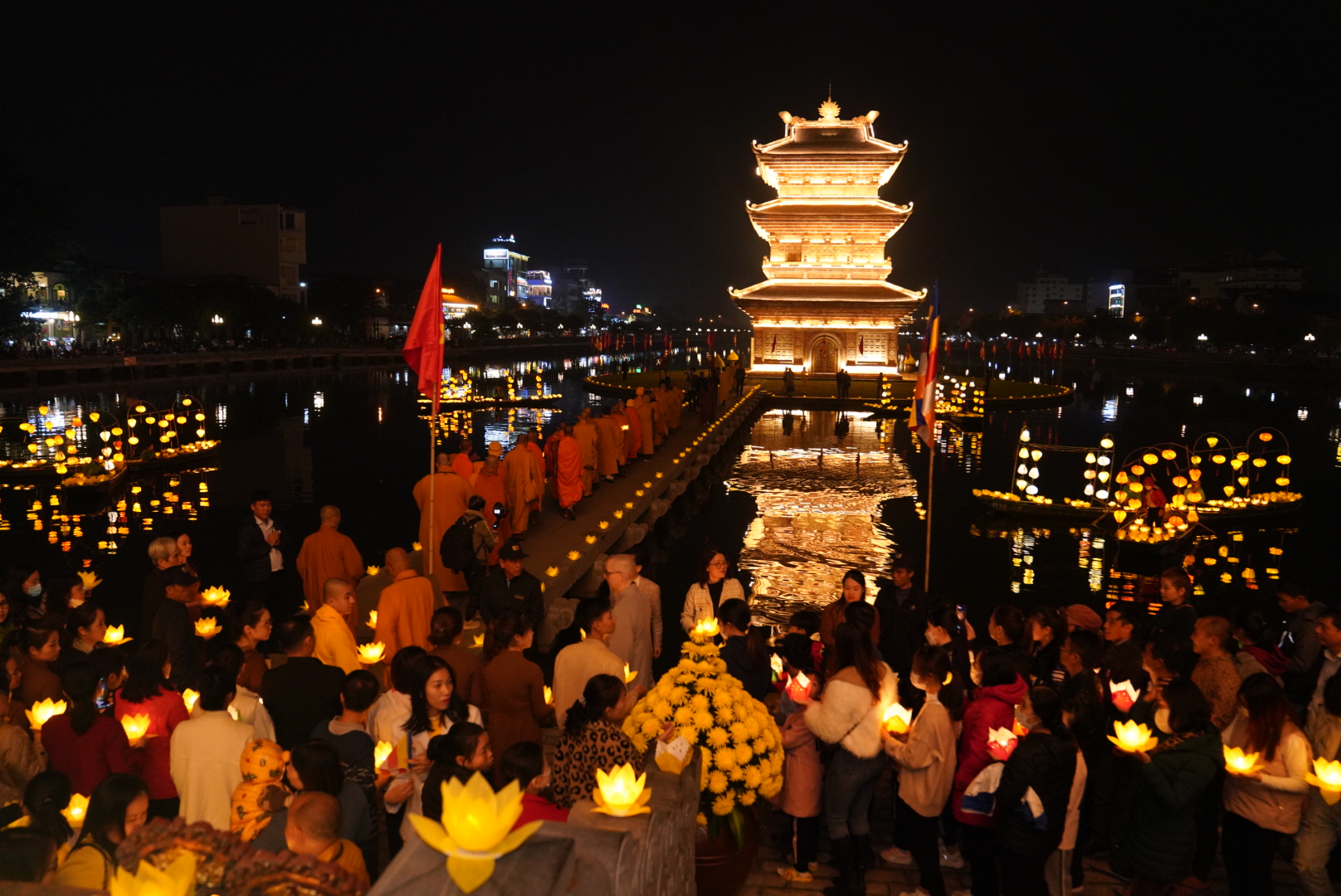 Phố cổ Hoa Lư tổ chức lễ kính mừng Phật đản và hoa đăng cầu quốc thái dân an
