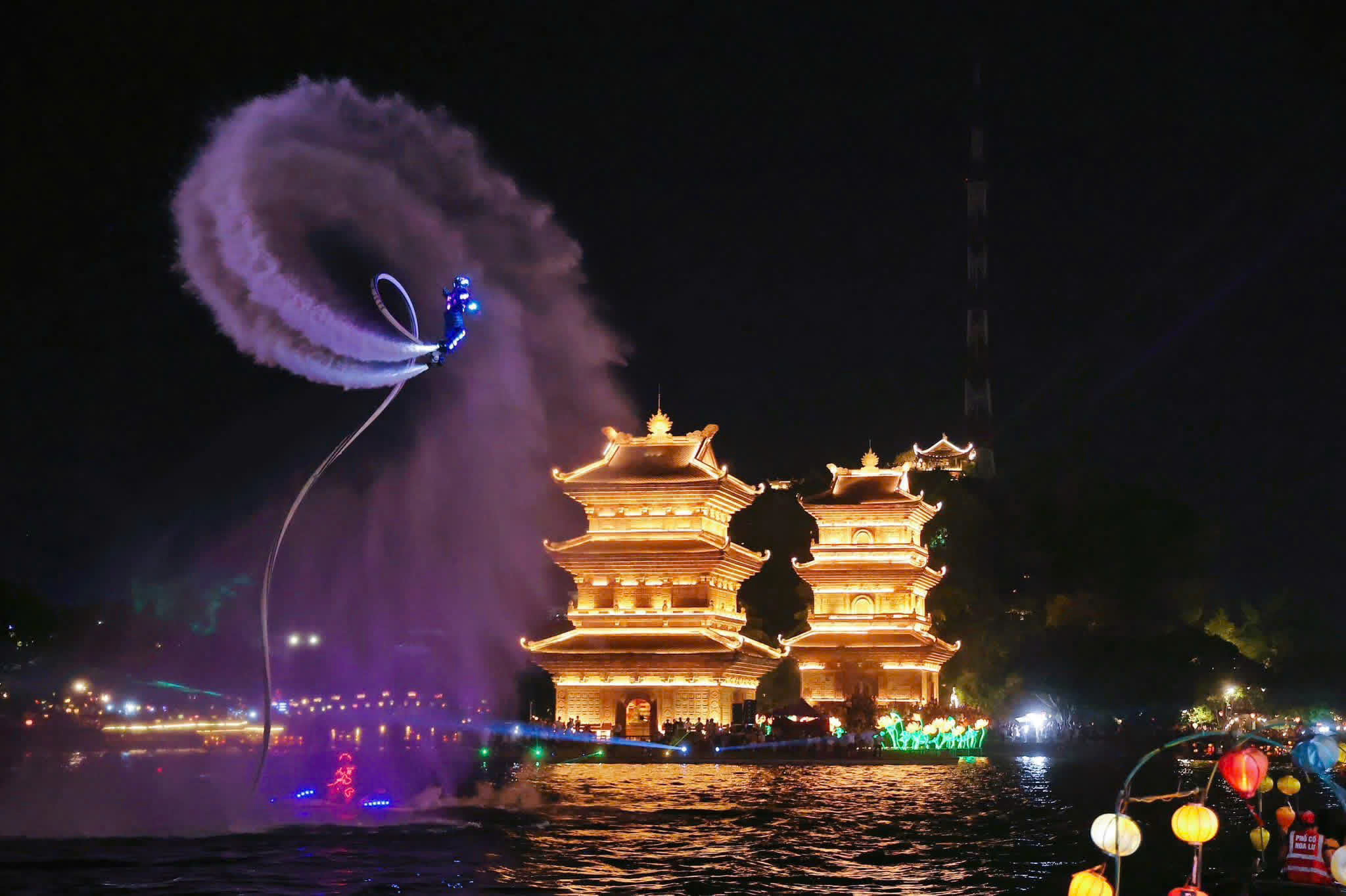 Lần đầu tiên Ninh Bình xuất hiện hoạt động Flyboard tại Phố cổ Hoa Lư